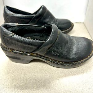 Born black leather womens Size 6 low heel shoe. Bin#2